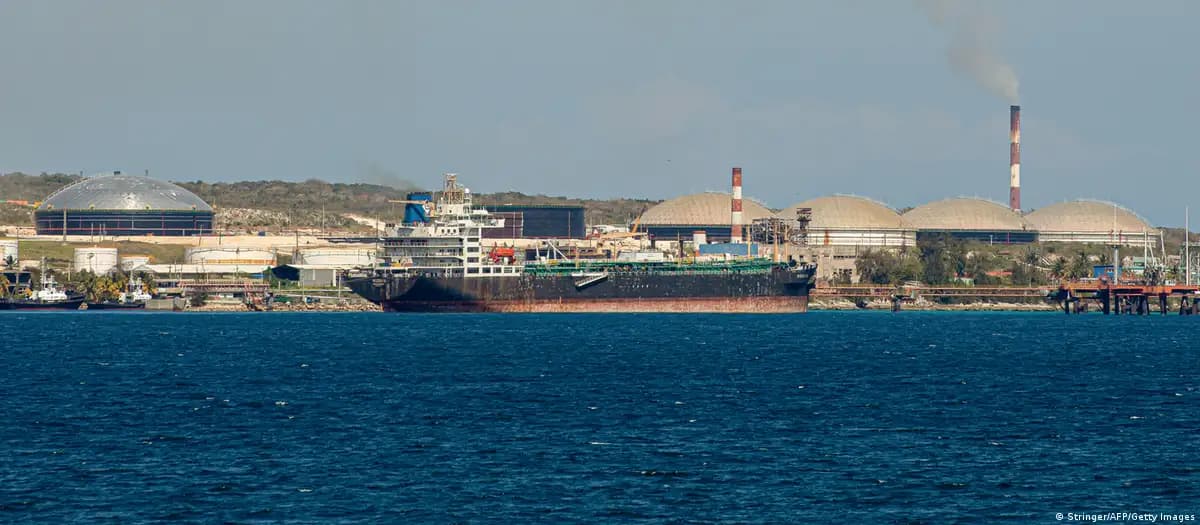 Petrolero ruso transporta crudo hacia Cuba, según datos de rastreo