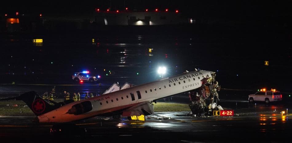 Dos pilotos fallecen tras colisión entre avión y camión de bomberos en aeropuerto de Nueva York