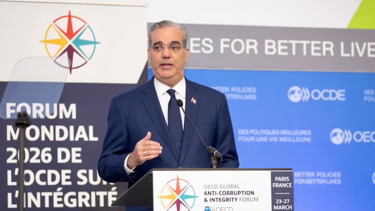 Abinader destaca la integridad como pilar fundamental del Estado en foro anticorrupción en París 🇫🇷