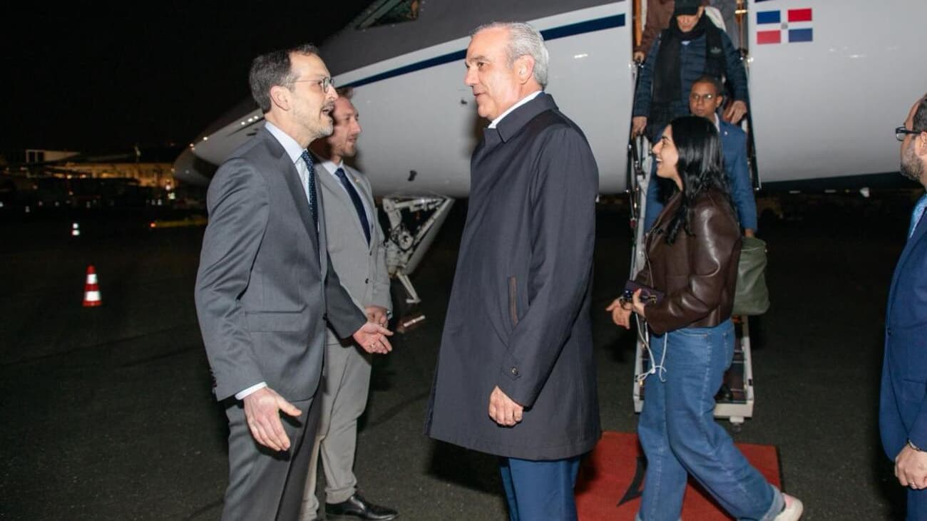 Abinader arriba a París para reunirse con Macron y participar en foro global anticorrupción 🇫🇷