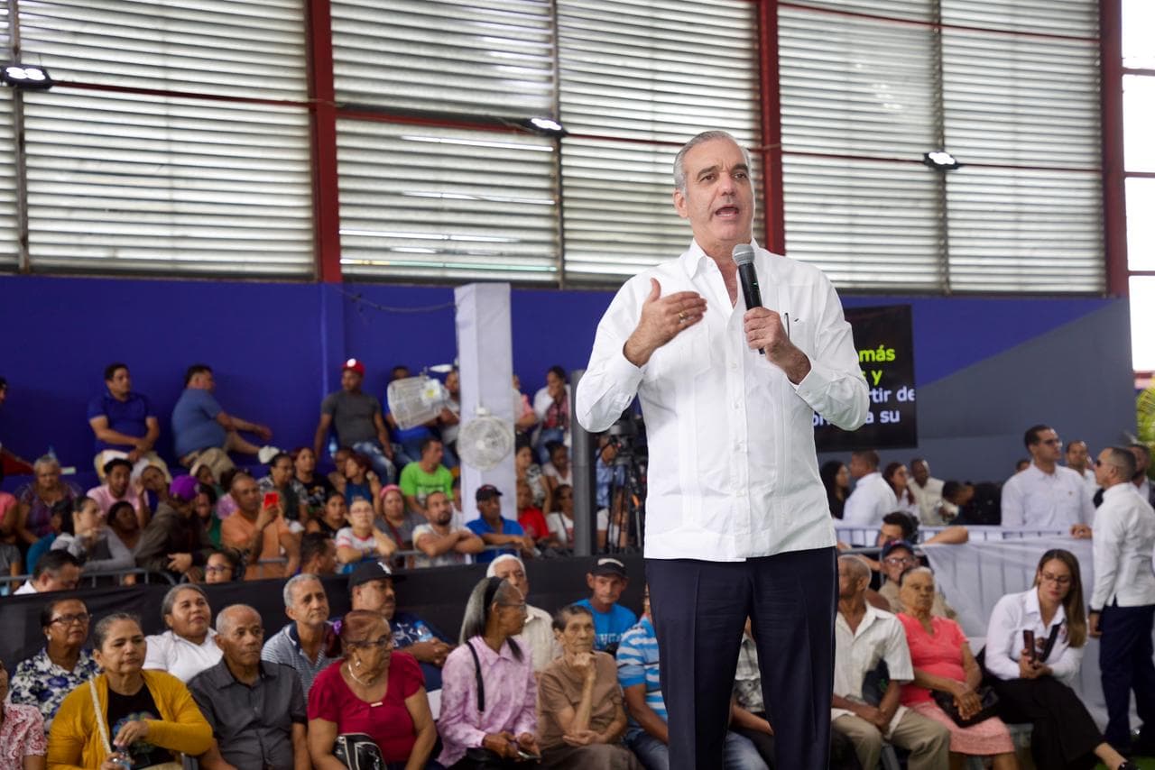 Presidente Abinader entrega 1,025 títulos de propiedad en Hato del Yaque