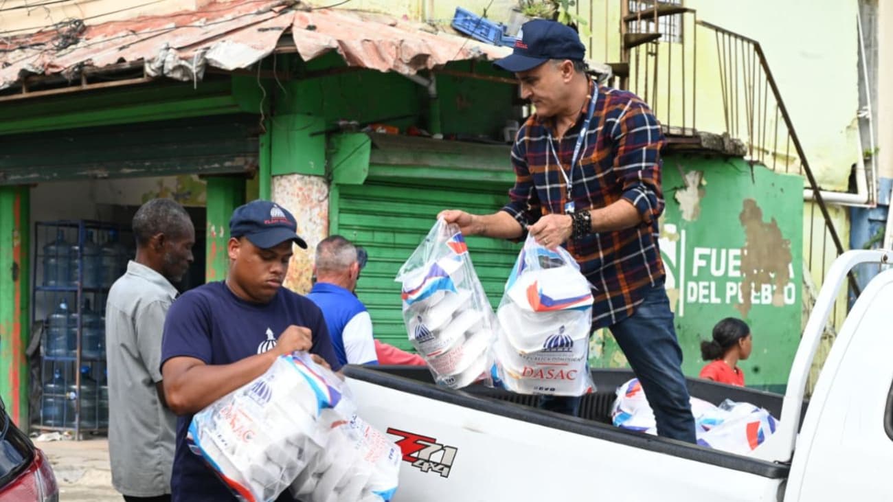 Brigadas de la Unidad de Acción Rápida de la Dirección de Asistencia Social y Alimentación Comunitaria (Dasac) permanecen asistiendo con alimentos cocidos y crudos a las familias afectadas por las fuertes inundaciones ocurridas en varias provincias del país. El director de Dasac, Édgar Augusto Féliz Arbona, encabezó un recorrido por los sectores afectados de Santo Domingo Norte, continuando por el barrio Las 800 y la Cañada de Guajimía, en Santo Domingo Oeste. El funcionario aseguró que la institución está preparada para dar respuesta inmediata a las familias que resultaron afectadas por el fenómeno atmosférico. Expresó que, a raíz de las condiciones climáticas que han provocado fuertes lluvias en las últimas horas en algunas zonas del país, se mantiene activo de manera permanente el equipo de intervención y respuesta rápida, realizando los levantamientos para las intervenciones en esos lugares y brindar soluciones. Indicó que, por instrucciones del presidente de la República, Luis Abinader Corona, esta institución también evalúa los daños ocasionados en los hogares, con el objetivo de continuar brindando asistencia a las familias en todo lo que sea necesario. “Nosotros tenemos un protocolo para asistir a las familias afectadas por un fenómeno atmosférico. Primero, asistimos con comida caliente a través de nuestros comedores y las cocinas móviles, además de utensilios que puedan ser utilizados de inmediato, luego, realizamos el levantamiento de los daños a las viviendas para su reparación y la entrega de los enseres que hayan sido dañados producto de las lluvias”, explicó. Féliz Arbona señaló que la prioridad de las autoridades gubernamentales es salvaguardar la vida de las personas y asegurar su alimentación, señalando que todos los comedores del país, además de las cocinas móviles, están listos para mitigar cualquier situación que, en término alimentario, pueda presentarse. Miles de raciones cocidas fueron entregadas en los sectores La Arenita, El Aguacate, Apolo 11, Los Platanitos, El Hoyo de Bate, La Chorrera, Manganagua, entre otros del Distrito Nacional y el Gran Santo Domingo, al tiempo que se da seguimiento a la situación de las distintas demarcaciones del interior del país, vía las gobernaciones y autoridades locales. De manera simultánea, otro equipo también recorrió, puerta a puerta, diversos sectores de la provincia San Cristóbal, dentro de ellos los barrios Cinco de Abril y Madre Vieja, afectados por las fuertes lluvias. En el municipio de Laguna Salada, provincia Valverde, también un equipo de Dsac, intervino a las familias afectadas con un operativo de raciones crudas y el levantamiento de los daños a las viviendas. Féliz Arbona informó que, para fortalecer la capacidad de respuesta, la institución habilitó en sus redes sociales un número de contacto para atender las demandas y asistir de inmediato a las familias. “Además de mantenernos en contacto permanente con los organismos de socorro, hemos habilitado en las redes sociales de Dasac el número 829-222-9194, para ampliar la respuesta oportuna a las familias, aprovechando el gran valor que tienen estas plataformas que, junto a los diferentes medios de comunicación, se han convertido en una herramienta clave para identificar situaciones de vulnerabilidad en tiempo real”, precisó el funcionario.