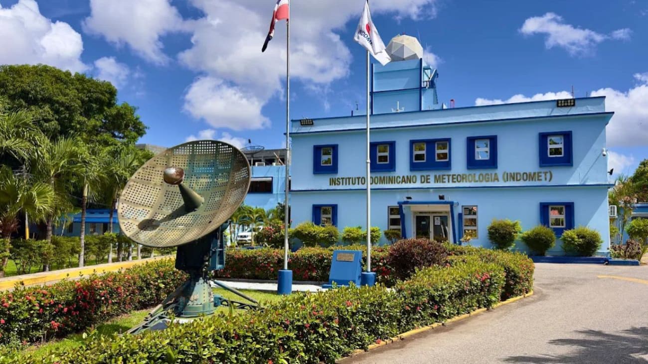 El Instituto Dominicano de Meteorología (Indomet) informó que este jueves continuarán las lluvias en varias provincias del país, producto del viento cálido del sureste en combinación con una vaguada en niveles bajos de la troposfera, asociada a un sistema frontal. La institución explicó que, en las horas matutinas, se presentarán algunos chubascos sobre La Altagracia, Samaná, el Gran Santo Domingo, San Cristóbal, Peravia, Barahona y Pedernales. No obstante, en horas de la tarde, se prevén incrementos nubosos con aguaceros moderados a fuertes localmente, tronadas y ráfagas de viento hacia provincias de las regiones Noroeste, Noreste, la cordillera Central y la zona fronteriza, especialmente en Hato Mayor, Monte Plata, Sánchez Ramírez, Duarte, Santiago, La Vega, Montecristi, Dajabón, Santiago Rodríguez, Elías Piña, Valverde y Puerto Plata. El organismo precisó que, en el resto del país, se espera poca actividad de precipitaciones, predominando nubes dispersas con ligeros aumentos nubosos ocasionales. El Indomet informó que su Centro Nacional de Pronóstico mantiene bajo alerta meteorológica a las provincias La Vega, Monseñor Nouel, Santiago, Dajabón, Elías Piña, Barahona, Azua y Peravia, mientras que, se encuentran en aviso meteorológico, San José de Ocoa, San Cristóbal, El Gran Santo Domingo, Santiago Rodríguez y Puerto Plata, ante el riesgo de inundaciones urbanas, así como crecidas de ríos, arroyos, cañadas, ráfagas de viento, frecuentes tormentas eléctricas, posibles deslizamientos de tierra y granizadas. Con relación a las temperaturas, el organismo precisó que se sentirán calurosas durante el día, debido al viento del sureste; sin embargo, en horas de la noche y la madrugada estarán más agradables, principalmente en zonas montañosas. Respecto a las condiciones marítimas, en la costa caribeña, el órgano recomienda a las frágiles, pequeñas y medianas embarcaciones navegar con precaución cerca del perímetro costero, sin aventurarse mar adentro debido a oleaje anormal. El Indomet exhorta a la población a mantenerse atenta a los informes meteorológicos oficiales y a seguir las orientaciones de los organismos de protección civil.