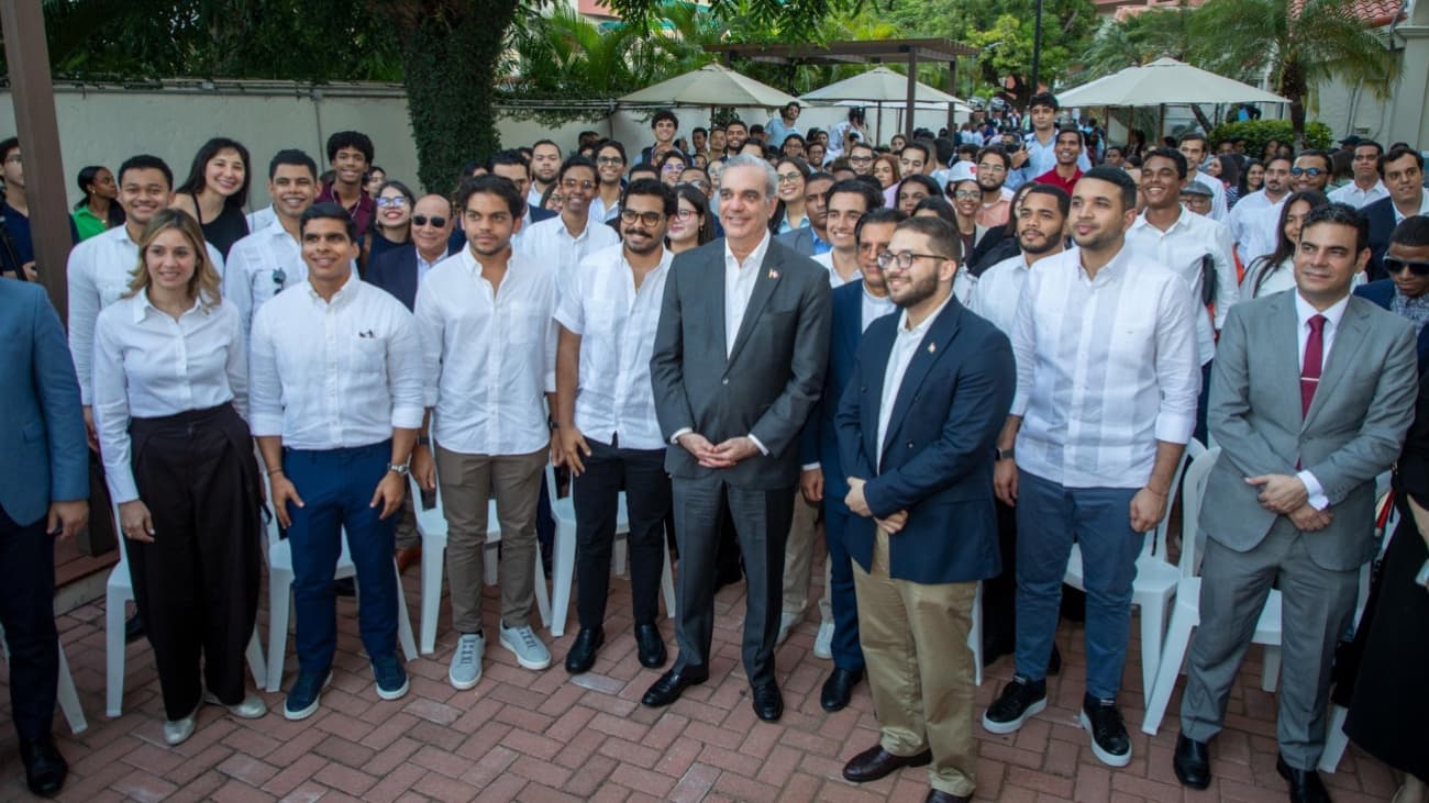 Abinader dialoga con jóvenes universitarios en “Café Político”