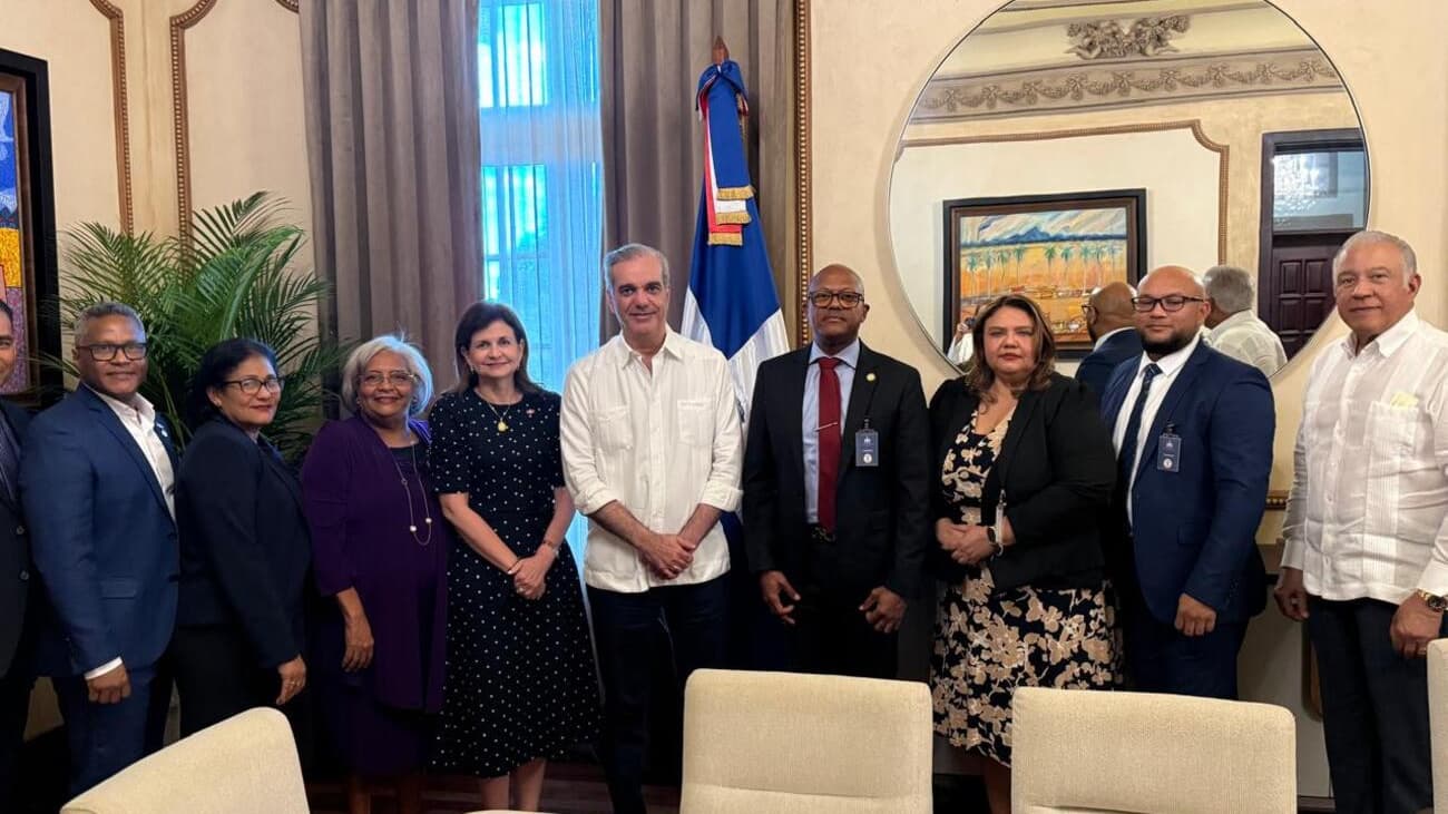 Abinader se reúne con el Colegio Médico para mejorar condiciones del sector salud