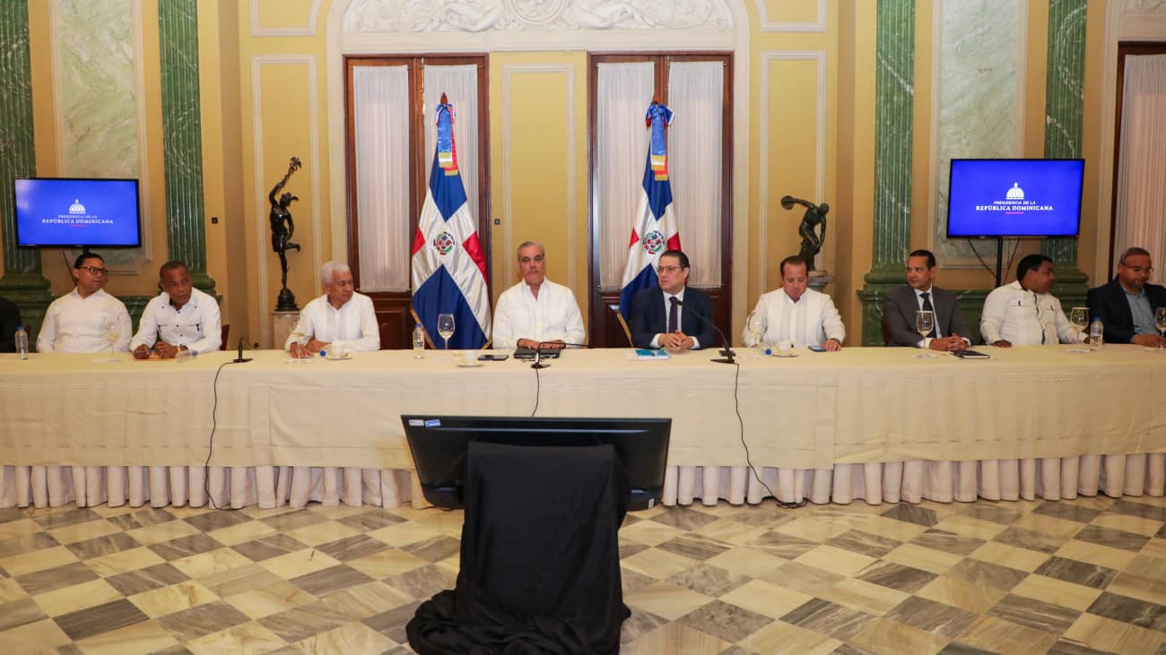 Gobierno y sector transporte acuerdan medidas para evitar alza en los pasajes