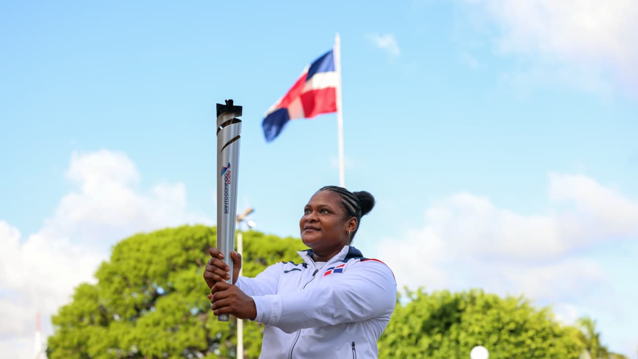 Luis Abinader recibe la antorcha de los Juegos Centroamericanos y del Caribe 2026