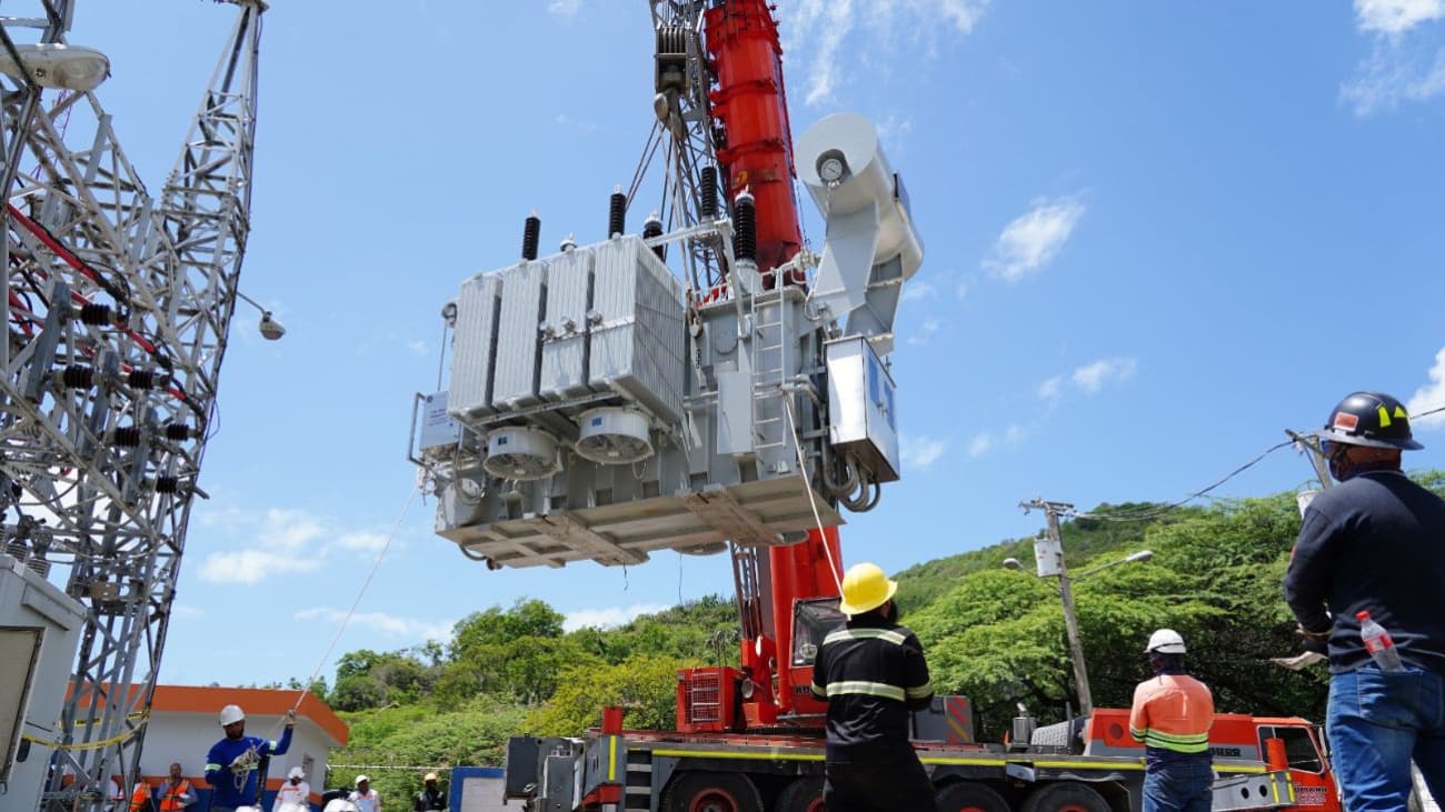 Edesur fortalece servicio eléctrico en Baní con nuevo transformador