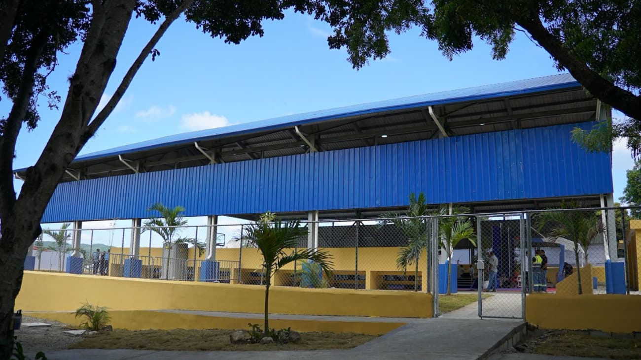 Abinader inaugura moderno techado deportivo-escolar en Sabana Larga