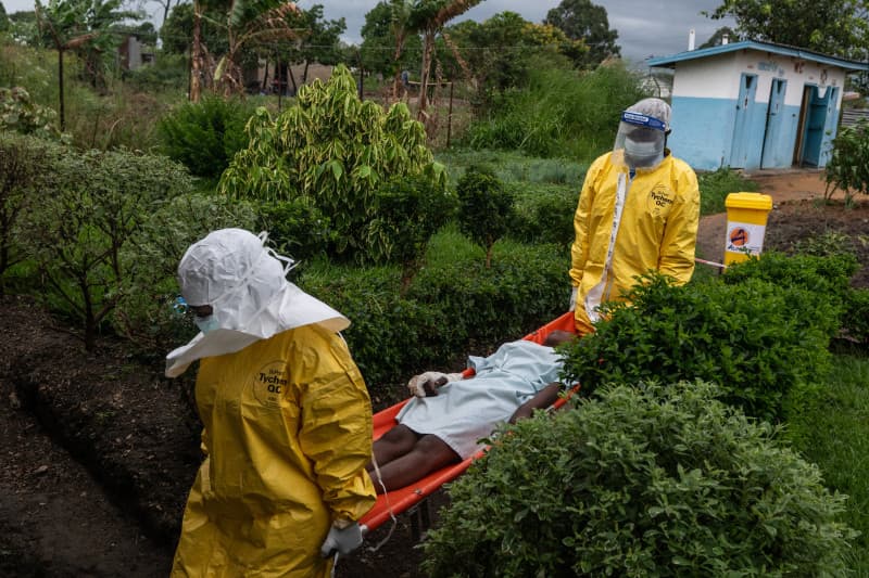 OMS reporta más de 220 muertes sospechosas por brote de ébola en RD Congo