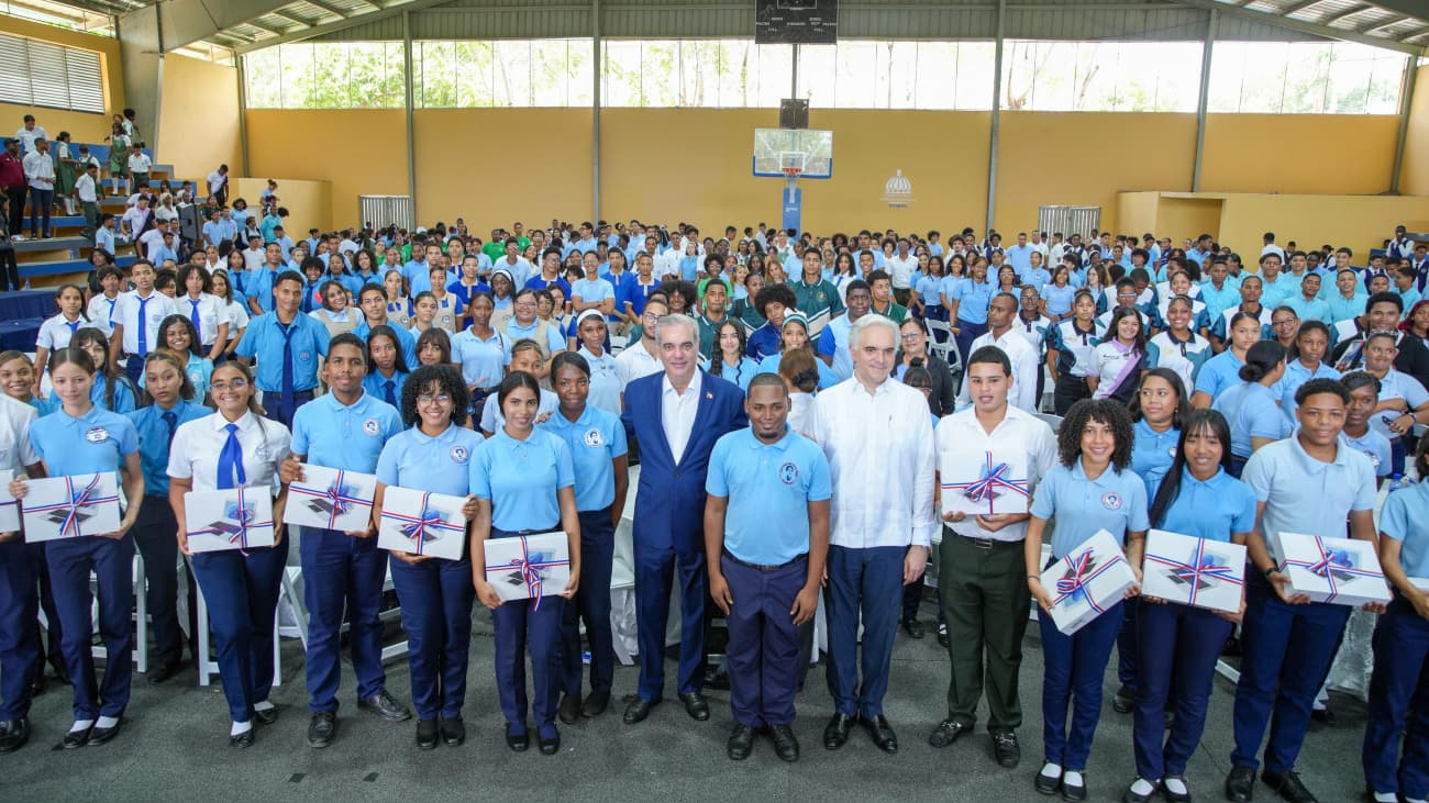 Abinader insta a jóvenes a prepararse en inglés, inteligencia artificial y carreras tecnológicas