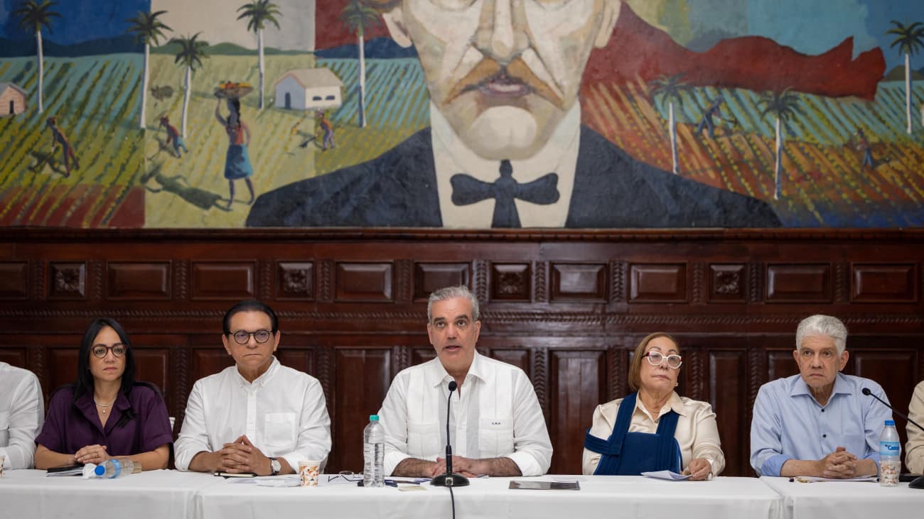 Abinader escucha a líderes comunitarios y supervisa avances de obras en Santiago