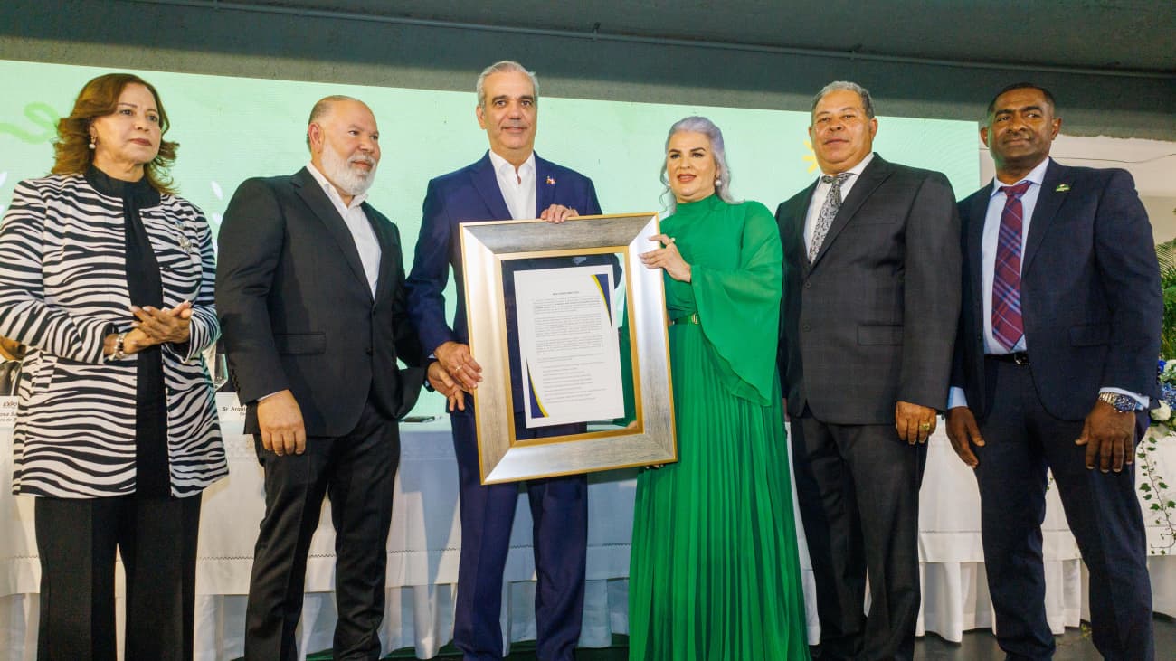 Abinader recibe reconocimiento de Amaprosan por impulsar la transformación del Hospedaje Yaque