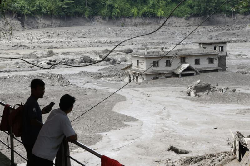 Al menos 16 muertos y 390 peregrinos desaparecidos tras una riada en Nepal